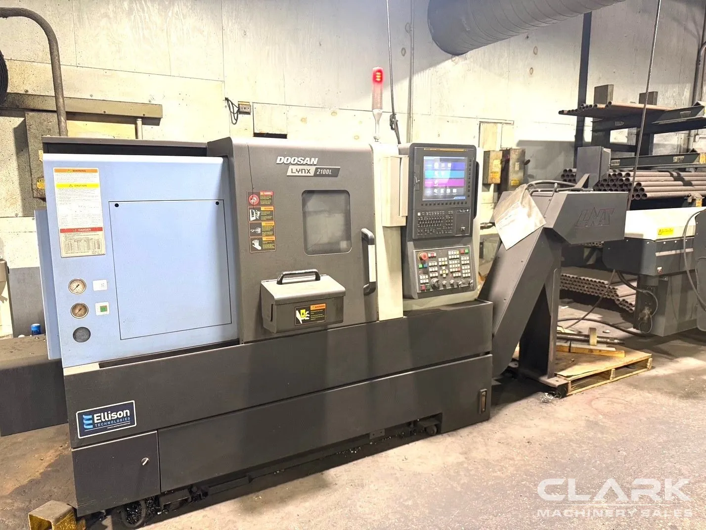 2020 DOOSAN LYNX 2100LB, 300 HOURS, 12' LNS BARFEED