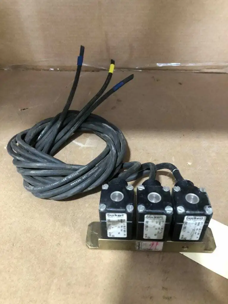 Burkert 00120617 Solenoid Valve Coil / Control Head 24VDC 8W -Lot of 3 w/ Base