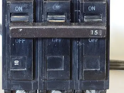 15 Amp, 3 Pole, 240 volts Circuit Breaker