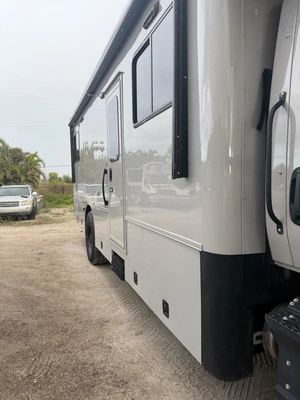 Used 2021 INTERNATIONAL SHOWHAULER CUSTOM 4X4 Campers, Caravans, Motorhomes Michigan US | Miedema Asset Management Group #1580270