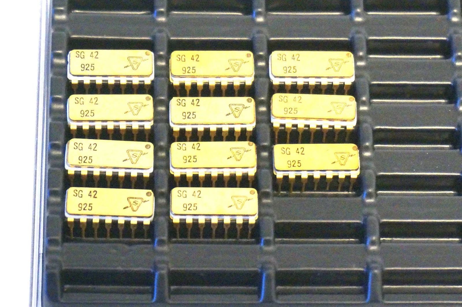 11 NEW SYLVANIA SG 42 GOLD INTEGRATED CIRCUITS SG42 1944600A101