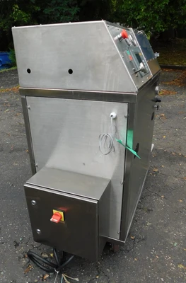 USED BEE INTERNATIONAL DEE BEE 2000