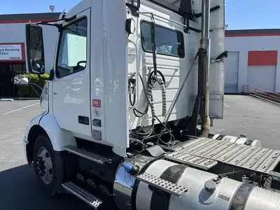 USED 2021 VOLVO VNR42T300