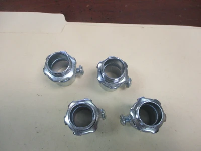 Unused 1/2" Steel Set One-Screw Insulated EMT Connectors (QTY 4)