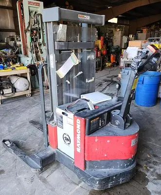 USED 2005 RAYMOND RSS40