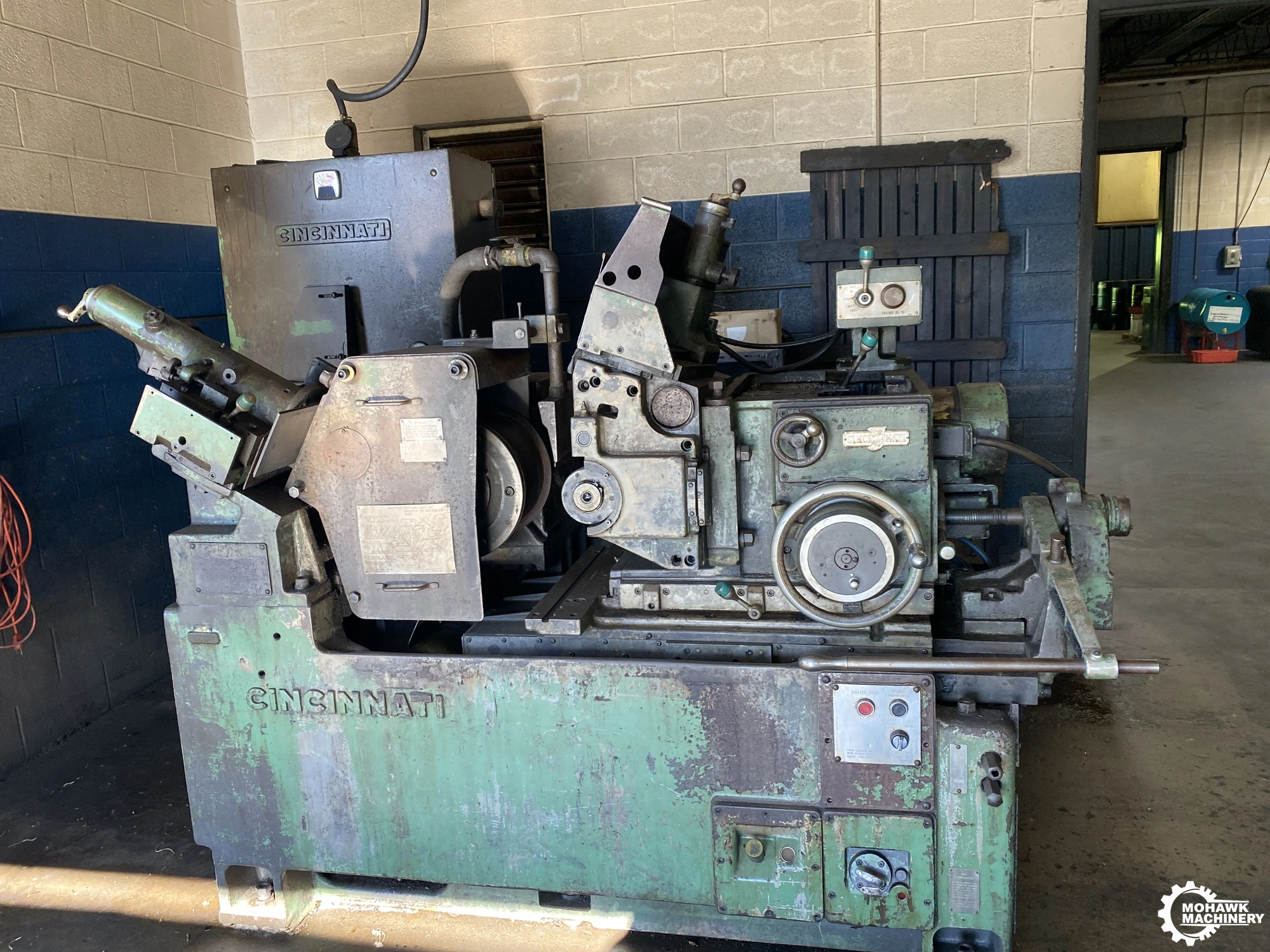220-8 CINCINNATI-MILACRON "LR" CENTERLESS GRINDER w/MANUAL INFEED - HYDRAULIC TRUING