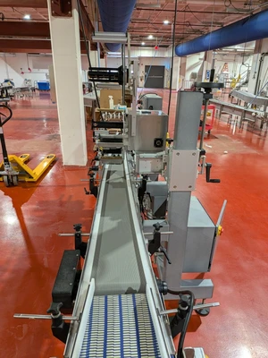 Universal Top and Bottom Label Applicator with Top-and-Bottom Transport Conveyor