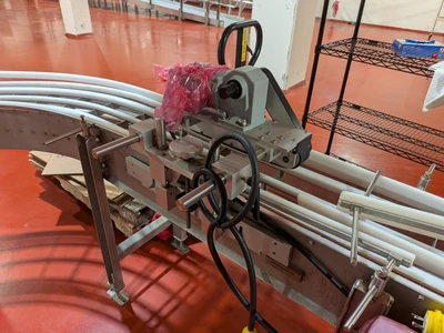 Universal Top and Bottom Label Applicator with Top-and-Bottom Transport Conveyor