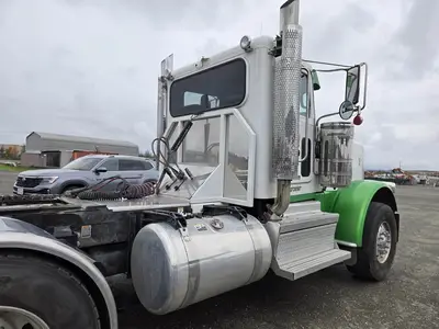 USED 2023 PETERBILT 389