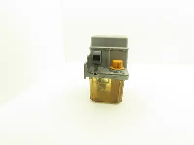 Showa LCB 4 Lubrication Oil Pump Machine Oiler 6L Tank 0.1 L/Min 200V