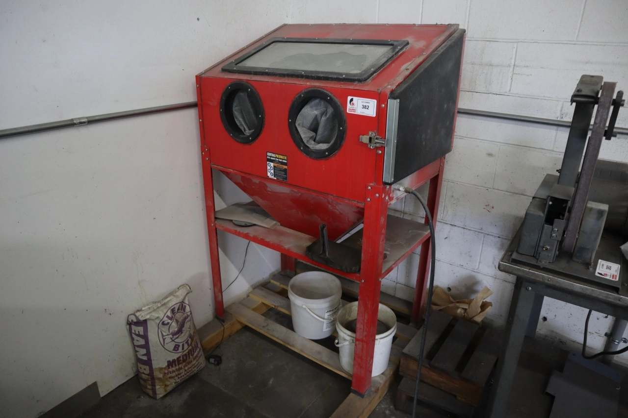 Used CENTRAL PNEUMATIC BLAST CABINET Blast Cleaning Minnesota US | Machinesused.com #1377491