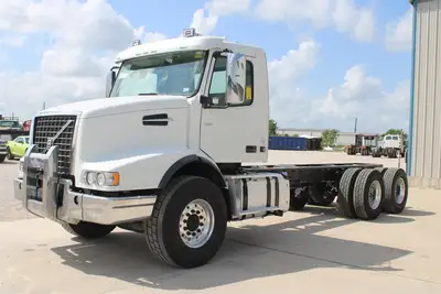 Used 2019 VOLVO VHD104B200 Cab Chassis trucks Texas US | Roll Off Truck World #1492007