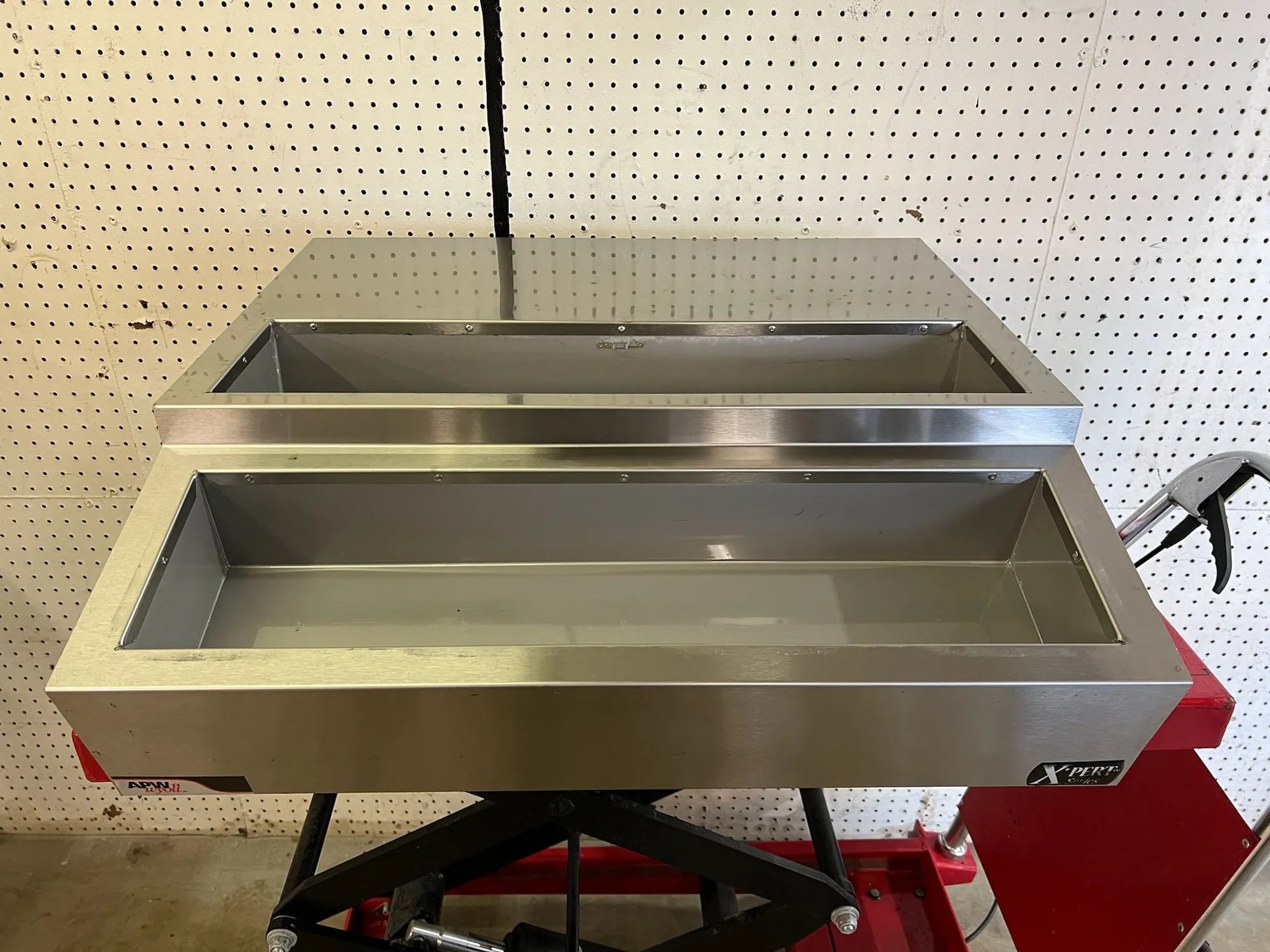 Used APW Wyott Used 27" APW Wyott RTR-8 Countertop Refrigerated Prep Rail 8 Pan Capacity 120V Food Prep Tables Illinois US | Falcon Restaurant Supply #1375605