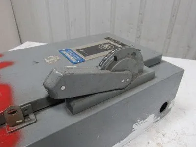 Allen Bradley 712-AAB24 240/480V 5Hp Combination Starter Disconnect 120V Coil