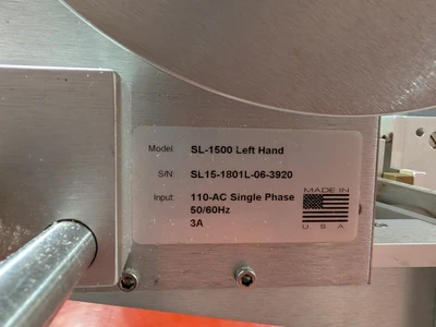 Universal Top and Bottom Label Applicator with Top-and-Bottom Transport Conveyor