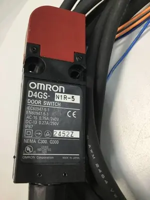 USED OMRON D4GS-N1R-5