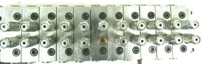 NEW TRABON LUBRIQUIP 5477531 VALVE DIVIDER 11 STACK 24V