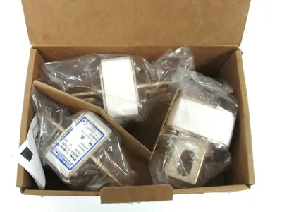 3 NEW MERSEN X300239 A070UD33KI550 FUSES