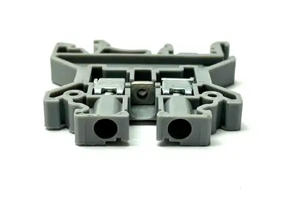 CTS4UN | Connectwell  Standard Feed Through Terminal Blocks 4mm LOT OF 10 - Used