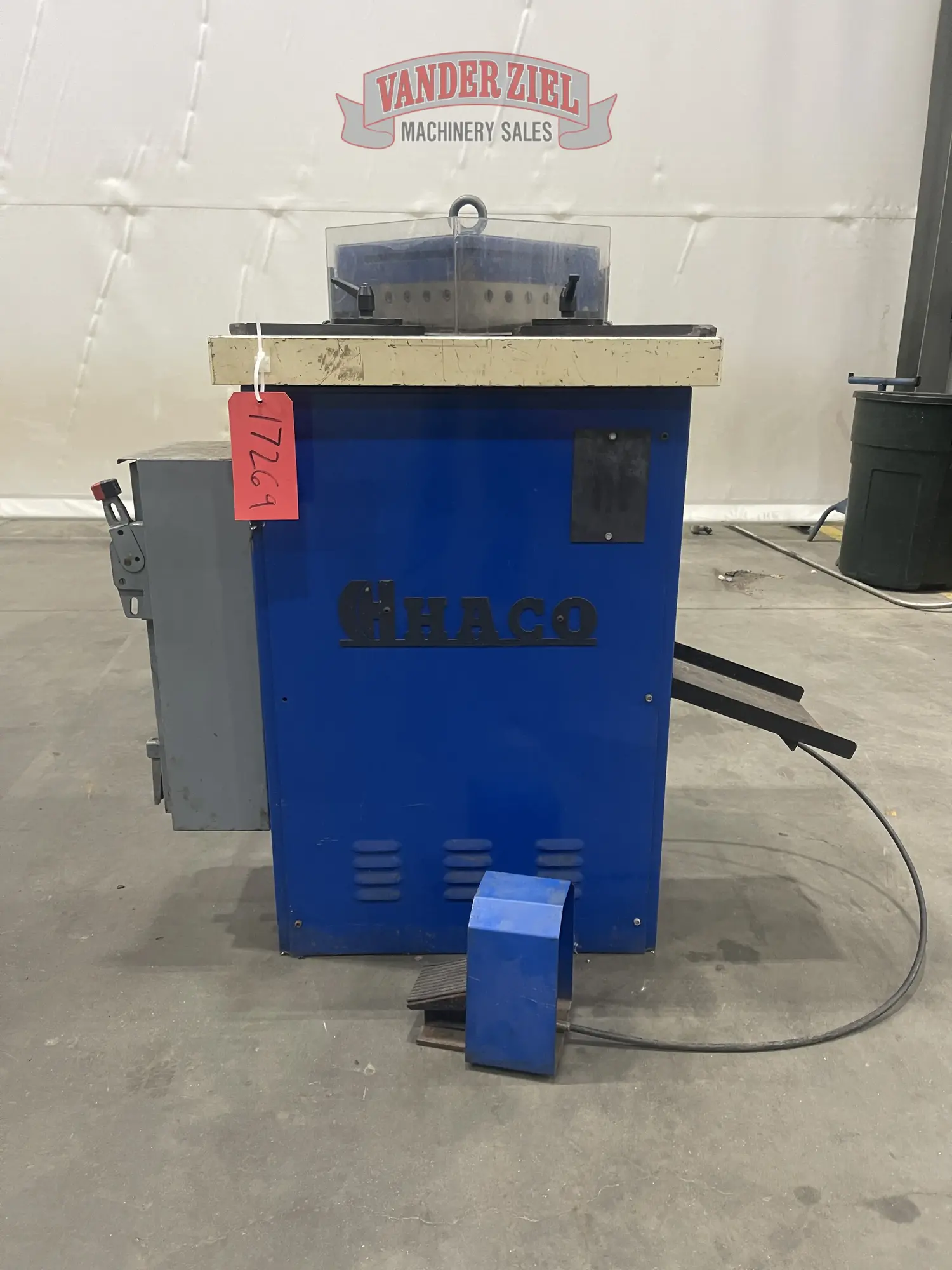 Haco Mini 220/4 8-Ga. x 8.66" Hydraulic Corner Notcher