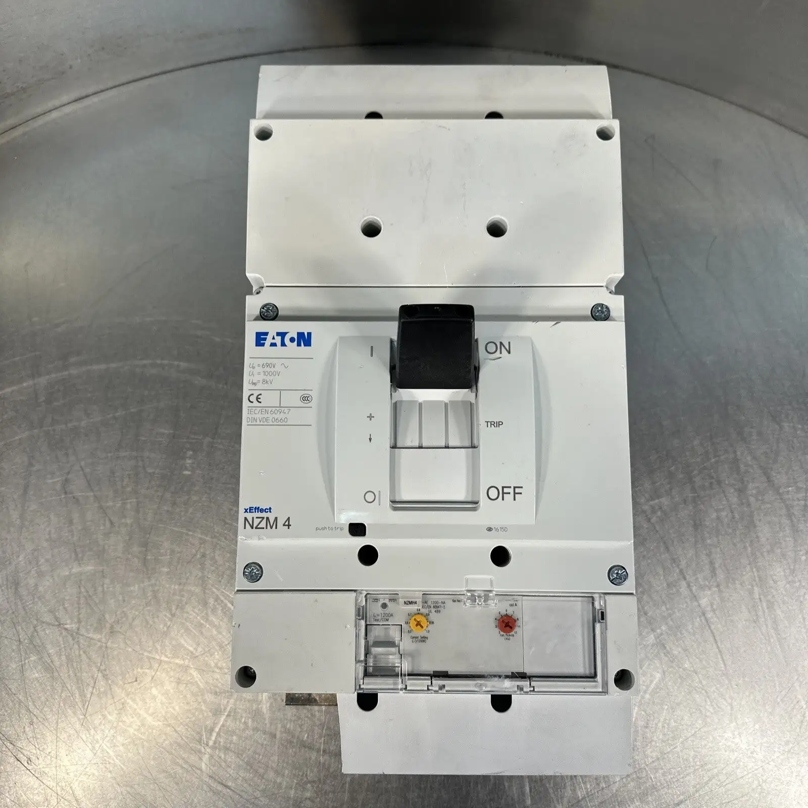 EATON NZM 4 Circuit Breaker NZMH4-AE-VE (BIN-2.5.5)