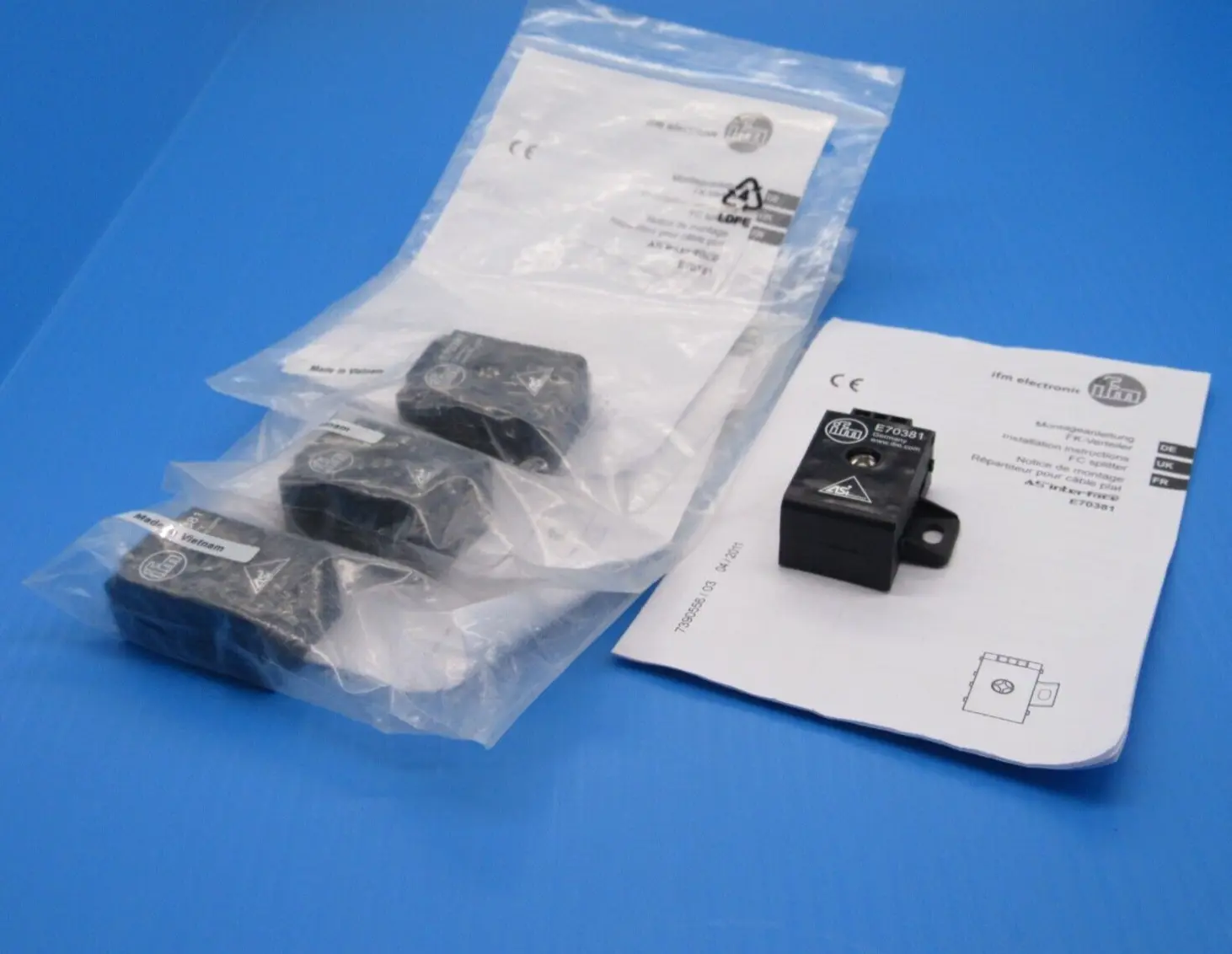 NEW LOT OF 4 IFM E70381 CABLE SPLITTER