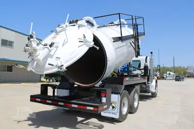 New | in-Stock 2027 PETERBILT 548 Vacuum Truck Texas US | Roll Off Truck World #1492027