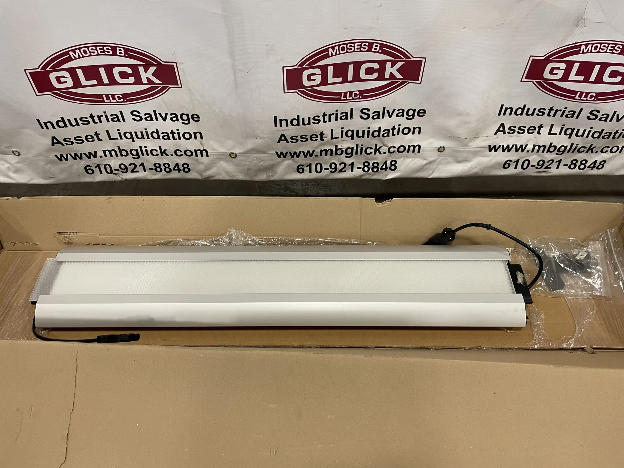 Waldmann SAHQ 66 D LED Tube Machine Light 4000k 29W 37.6” L x 7.4” W