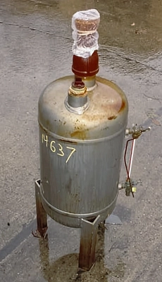 USED 12 GALLON  PRESSURE TANK STEEL PRESSURE TANK