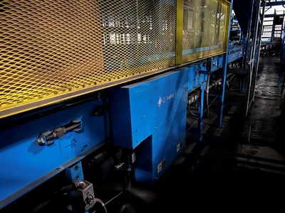 FKI Logistex 18 in. x 30 ft. Powered Belt Conveyor