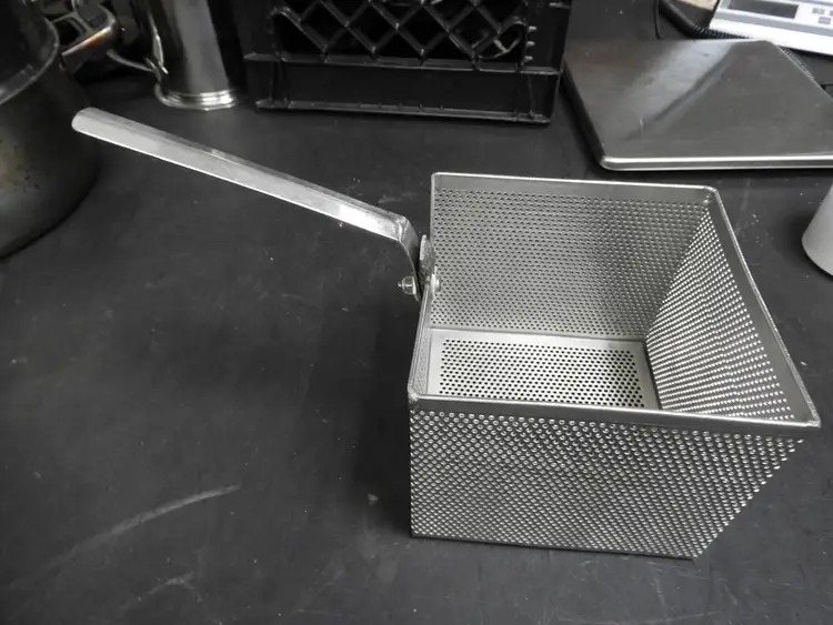 Used Isaac Peoria Used 6"x6"x5.25" square Stainless Mesh Frying Basket C IP Food, Restaurant, & Bakery Parts & Accessories Illinois US | Falcon Restaurant Supply #1376640