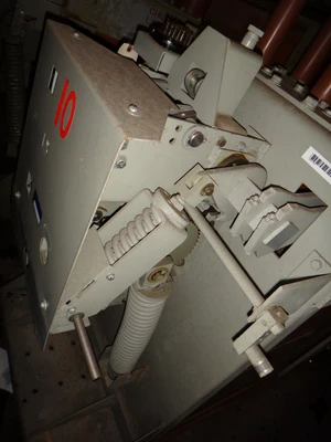 General Electric AM-13.8-10003H Magne Blast Circuit Breakers