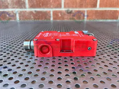 USED ALLEN BRADLEY GUARDMASTER TLS2-GD2 SAFETY INTERLOCK SWITCH