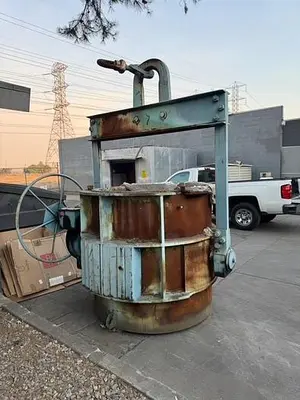 USED MODERN 6 TON LIP POUR LADLE