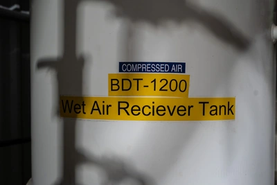 Wet air receiver tank