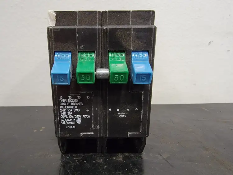 Used CUTLER-HAMMER DNPL153015 Switchgears British Columbia CA | Lenmark #239467