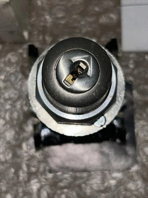 NEW Allen-Bradley 800TC-H3304B