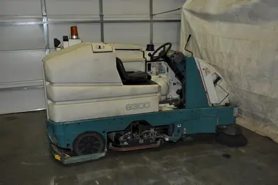 USED TENNANT 8300