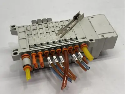 VV5QC11-08N7FD2 | SMC  Pneumatic Manifold 8-Station w/ 4x VQ1100N-5 4x VQ1400N-51 - Used