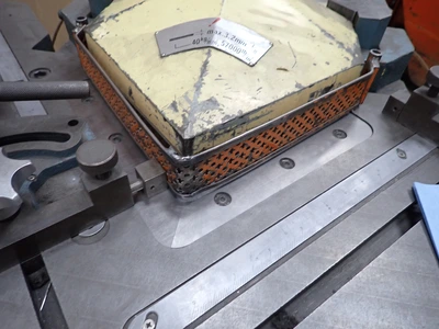 Amada CS-220 Corner Notcher 8-5/8″ X 8-5/8″ Max Notch