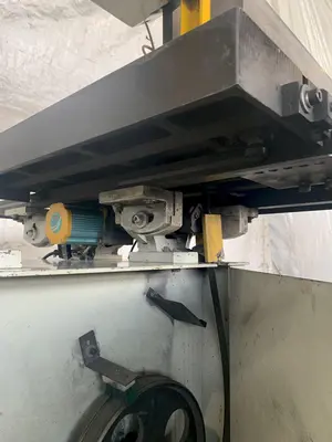KBC MACHINERY BAV-700PF VERTICAL BANDSAW W/ POWERFEED. STOCK #0679824