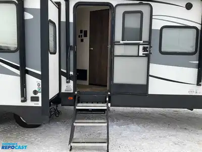 USED 2018 FOREST RIVER VIBE 288RLS