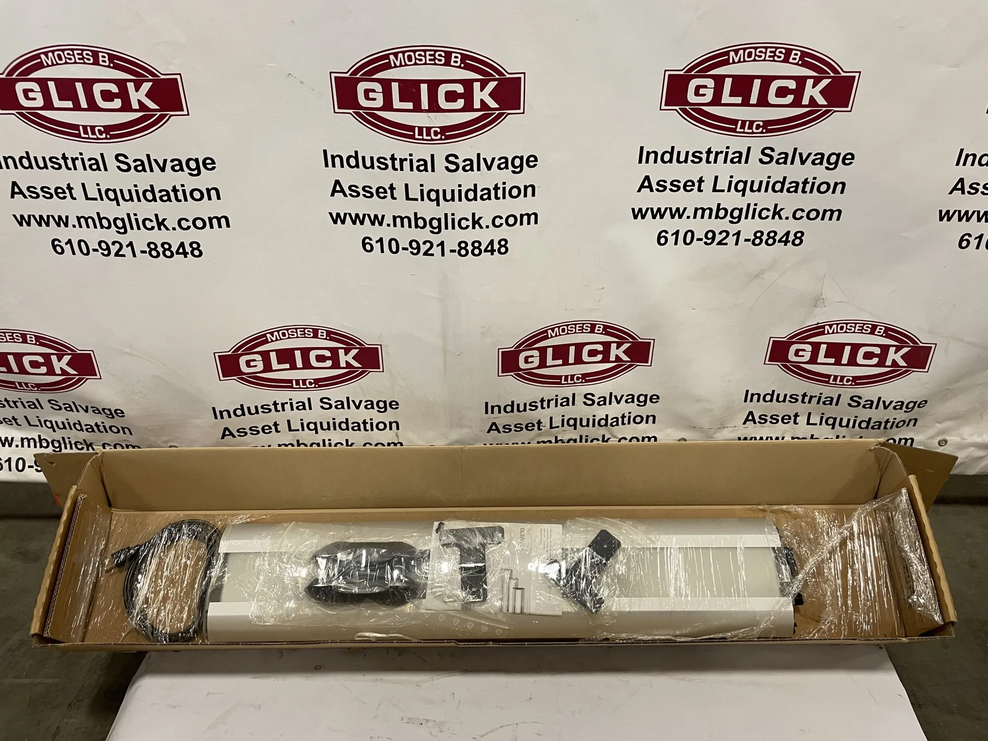 Waldmann SAHQ 66 LED Tube Machine Light 30W 4000k 37.6” L x 7.4” W -NIB