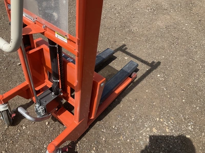 Hamaco manual hydraulic forklift model HFH-HE600-15, 1,322 lb capacity, 31-1/2” x 4” forks, 60” max ...