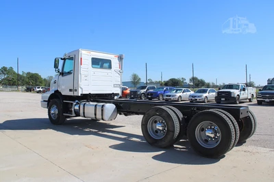 Used 2014 VOLVO VHD64B200 Cab Chassis trucks Texas US | Roll Off Truck World #1491961