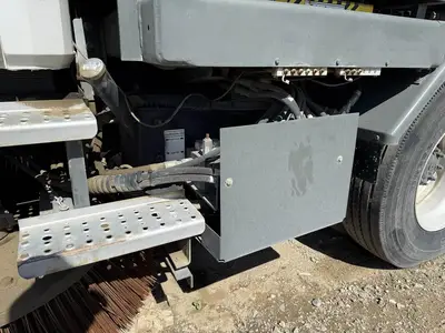 USED 2005 FREIGHTLINER FL70