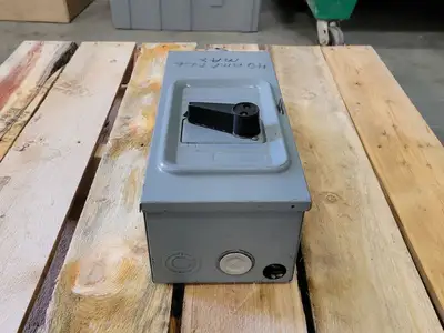 40 Amp, 3 Pole, 600 volts, Fusible Disconnect Switch w/ 60 Amp Receptacle
