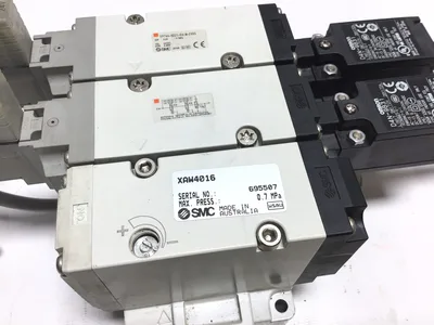 SMC XAW4016 Valve Bank Max Press 0.7MPa & Omron D4N-9B31 Limit Switch Type 4X