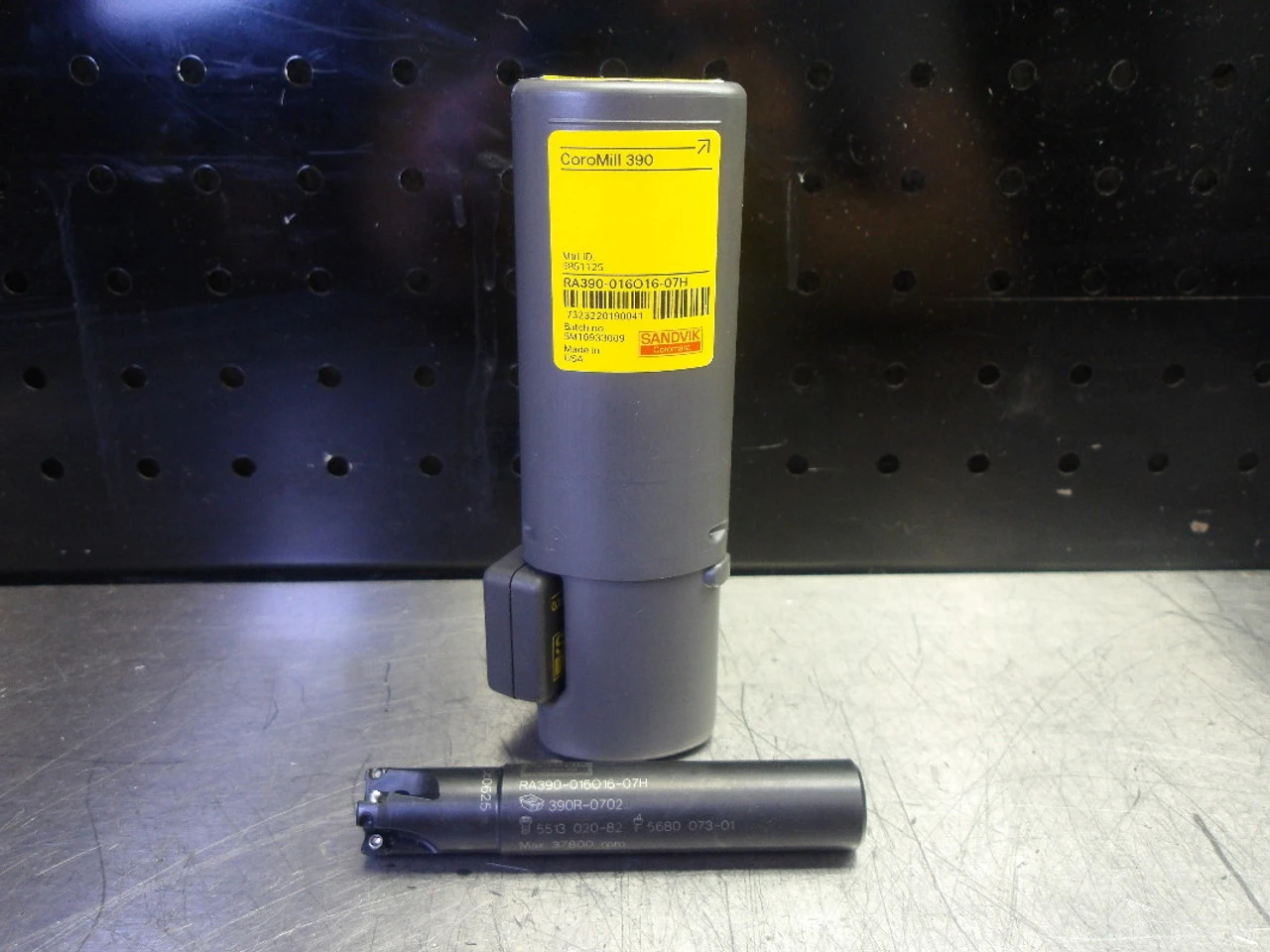 Sandvik 5/8" 4 Flute Coolant Thru Endmill 5/8" Shank RA390-016O16-07H (LOC3591)