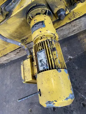 3 TON MUNCK TOP RUNNING TROLLEY HOIST. STOCK # 0314822
